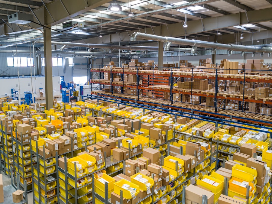 Modernes Logistiklager mit Regalsystem